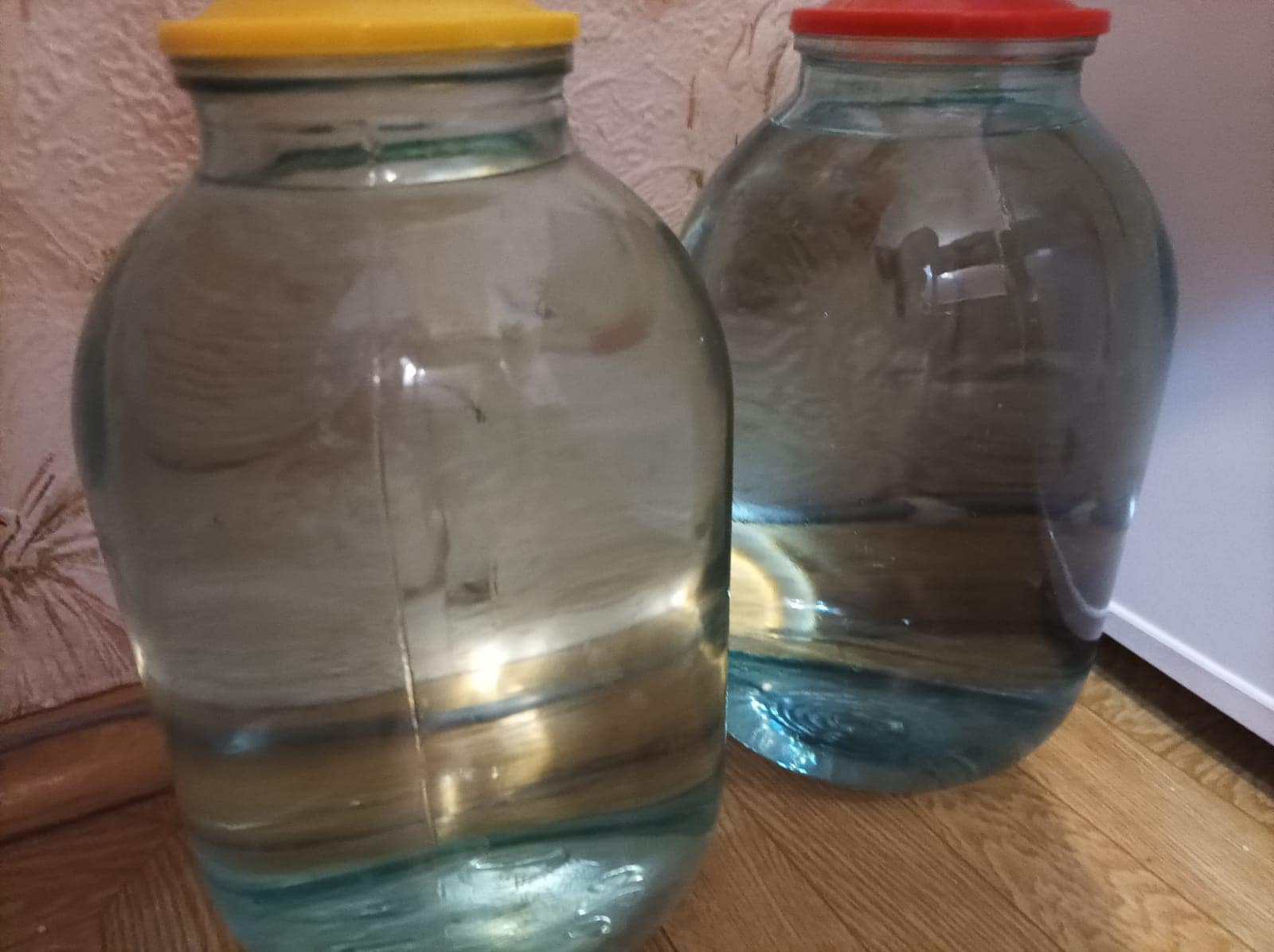 стакан самогона. вымораживание самогона. заморозка самогона в морозилке. замерзает ли самогон. сивушный спирт.